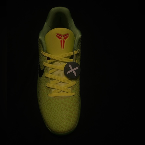 Kobe 6 Grinch Size 12 - Picture 6 of 8